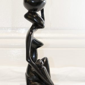 Mère portant une jarre