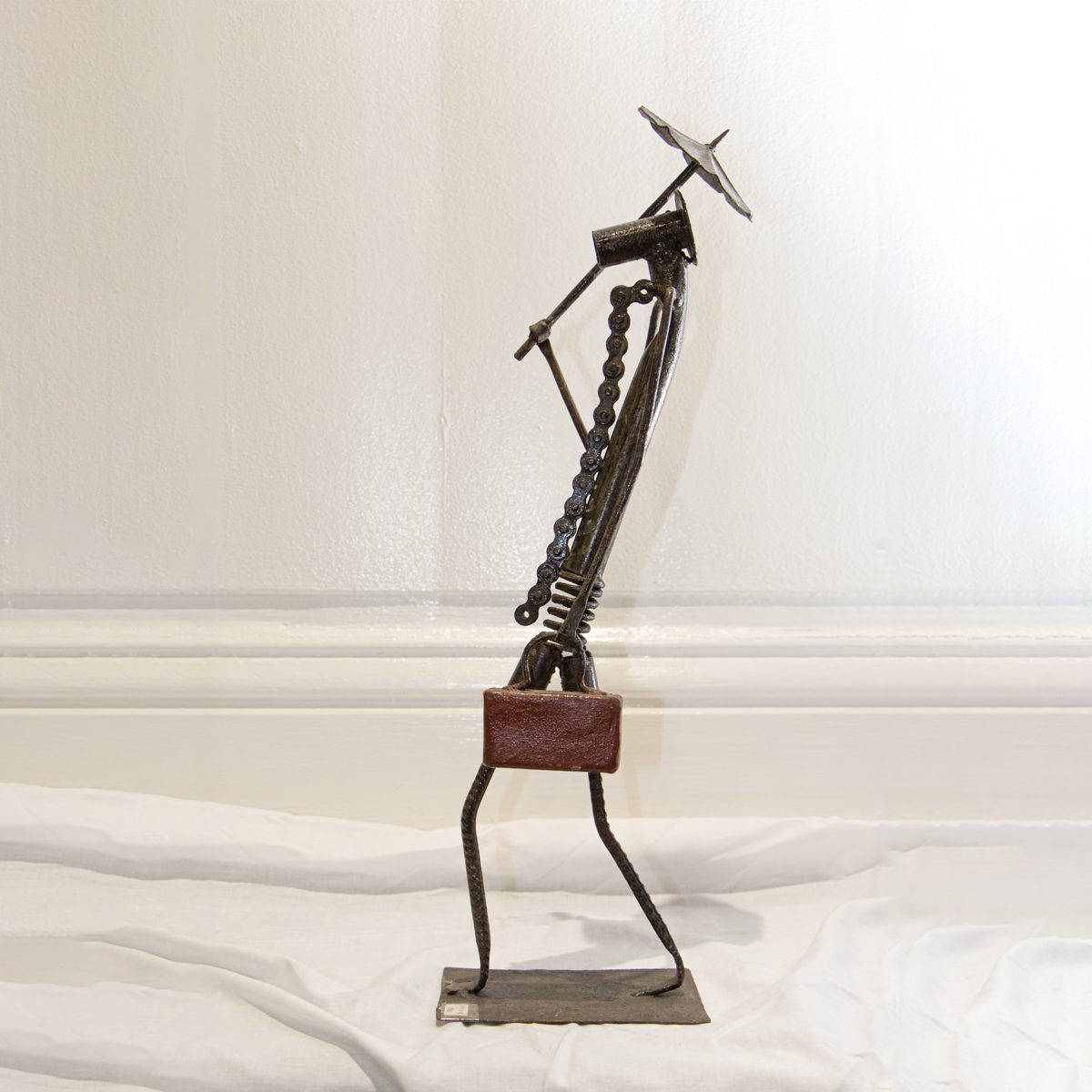 Sculpture métal l'homme au parapluie